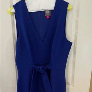 Beautiful & flattering Vince Camuto blue tie waist sheath dress. Size 12.